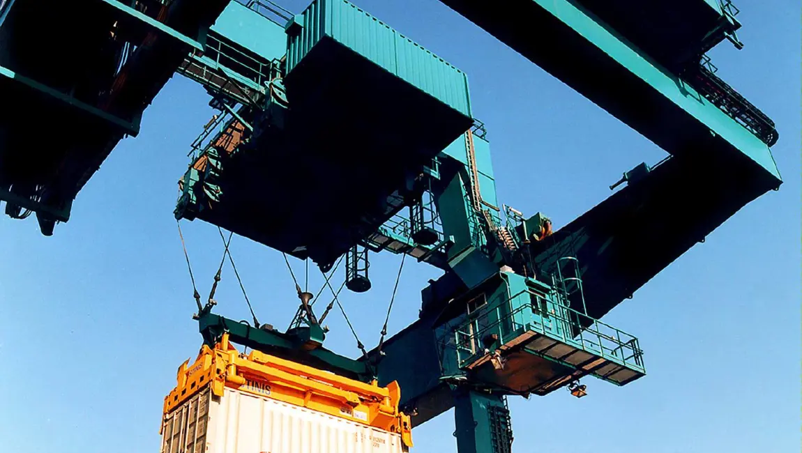 Kumera Crane Drives. Main hoist, Boom hoist, Trolley travel drives, Crane travel drives, Drop in replacements and components for all bands. Ship-to-shore Cranes, Rail Mounted Gantry Cranes, Straddle Carriers, Rubber Tyre Gantry Cranes, Double Boom Cranes, Single Boom Cranes, Goliath Gantry Cranes, Grab Unloader Cranes, Multipurpose Cranes, Overhead Travelling Cranes, Process Duty Cranes.